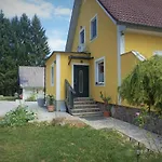 Haus Sonberg Mit Garten, Pool, Fasssauna, Semi Detached House With Garden *