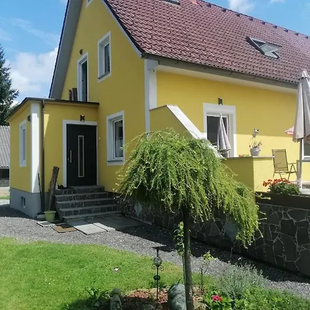 Haus Sonberg Mit Garten, Pool, Fasssauna, Semi Detached House With Garden * ドイチュランツベルク