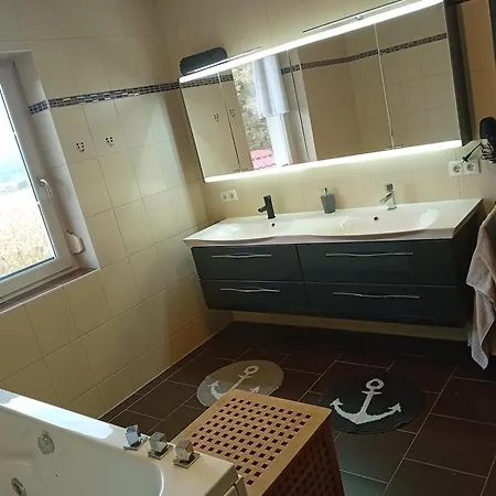 Haus Sonberg Mit Garten, Pool, Fasssauna, Semi Detached House With Garden アパート ドイチュランツベルク